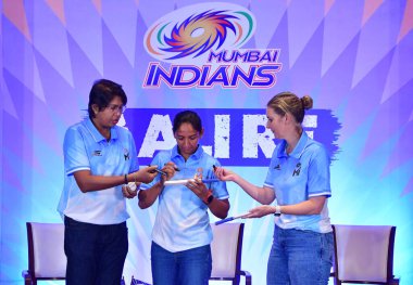 MUMBAI INDIA FUBRUARY 16 Şubat 2024 'te Mumbai Hintli bayan takım koçu Charlotte Edwards ve bovling koçu Jhulan Goswami ve kaptan Harmanpreet Kaur Mumbai Hintlileri WPL 2024 basın toplantısı sırasında 16 Şubat 2024' te Hindistan 'da Bhush tarafından çekilmiştir.