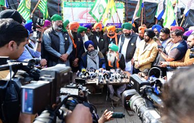 AMBALA INDIA FEBRUARY 16 Şubat 2024 Çiftçi lideri Sarwan Singh pandher ve Jagjit Singh dallewal Punjab Haryana 'nın sambhu sınırında 16 Şubat 2024 tarihinde Ambala Hindistan yakınlarında düzenlenen protestolar sırasında basın toplantısı sırasında medyayla etkileşime geçtiler.