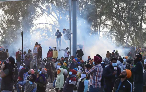 CHANDIGARH INDIA 14 Şubat 2024 Haryana Polisi, 14 Şubat 2024 tarihinde Chandigarh Hindistan Polis Teşkilatı 'nda Punjab ve Haryana Shambu Sınır Protestocuları sırasında barikatların yakınına gelen protestocuları durdurmak için göz yaşartıcı gaz bombaları attı.