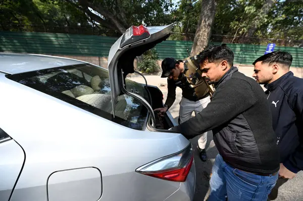 NEW DELHI INDIA FEBRUARY 15 Şubat 2024 Delhi Polisi, 15 Şubat 2024 'te mahkeme binasını bombalamakla tehdit eden bir e-posta aldıktan sonra Delhi Yüksek Mahkemesi' ndeki güvenliği artırdı.