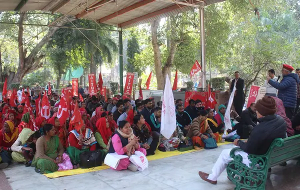 stock image GURUGRAM INDIA FEBRAURY 16 2024 Workers protest to support the Bharat Bandh a Nationwide protest in Kamla Nehru Park near Sohna chowk on February 16 2024 in Gurugram IndiaPhoto by Parveen Kumar Hindustan Times 