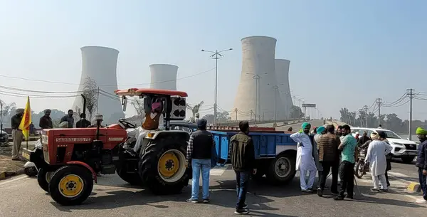 stock image  BATHINDA INDIA FEBRUARY 16 2024 Members of Saunkat Kisan Morcha block Bathinda to Malout road during Bharat Bandh at Kanhaiya Chowk on February 16 2024 in Bathinda India Photos by Sanjeev Kumar HindustanTimes