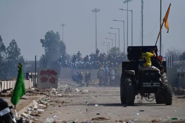16 Şubat 2024 'te Punjab Haryana sınırındaki barikatları kaldırmaya çalışan protestocuların göz yaşartıcı gaz atışları 16 Şubat 2024' te Ambala Hindistan yakınlarında Ravi Kumar Hindustan Times tarafından çekilmiştir. 