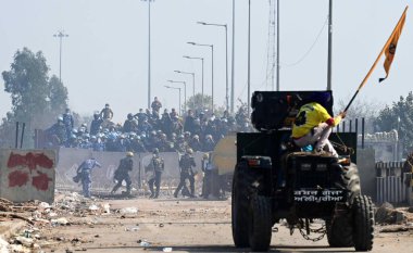 16 Şubat 2024 'te Punjab Haryana sınırındaki barikatları kaldırmaya çalışan protestocuların göz yaşartıcı gaz atışları 16 Şubat 2024' te Ambala Hindistan yakınlarında Ravi Kumar Hindustan Times tarafından çekilmiştir. 