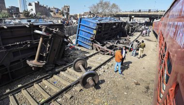 NEW DELHI INDIA 17 FEBRUARY 2024 Patel NagarDayabasti bölümünde 17 Şubat 2024 tarihinde 10 vagon yük treni görüntüsü raydan çıktı.