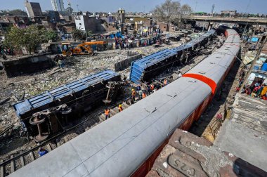 NEW DELHI INDIA 17 FEBRUARY 2024 Patel NagarDayabasti bölümünde 17 Şubat 2024 tarihinde 10 vagon yük treni görüntüsü raydan çıktı.
