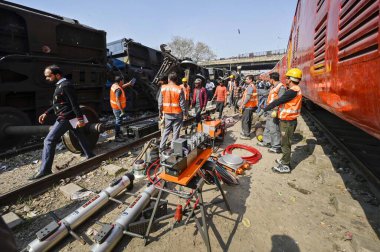 NEW DELHI INDIA 17 FEBRUARY 2024 Patel NagarDayabasti bölümünde 17 Şubat 2024 tarihinde 10 vagon yük treni görüntüsü raydan çıktı.