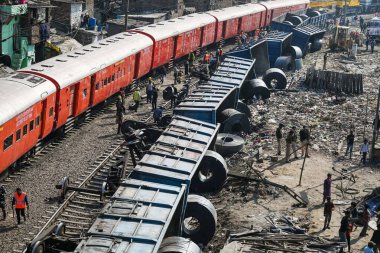 NEW DELHI INDIA 17 FEBRUARY 2024 Patel NagarDayabasti bölümünde 17 Şubat 2024 tarihinde 10 vagon yük treni görüntüsü raydan çıktı.