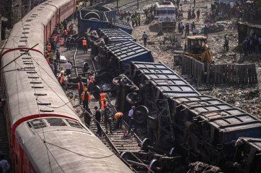 NEW DELHI INDIA 17 FEBRUARY 2024 Patel NagarDayabasti bölümünde 17 Şubat 2024 tarihinde 10 vagon yük treni görüntüsü raydan çıktı.