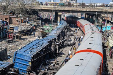 NEW DELHI INDIA 17 FEBRUARY 2024 Patel NagarDayabasti bölümünde 17 Şubat 2024 tarihinde 10 vagon yük treni görüntüsü raydan çıktı.