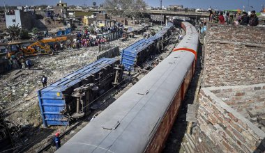 NEW DELHI INDIA 17 FEBRUARY 2024 Patel NagarDayabasti bölümünde 17 Şubat 2024 tarihinde 10 vagon yük treni görüntüsü raydan çıktı.