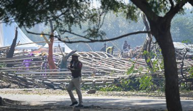 NEW DELHI INDIA 17 FEBRUARY 17 Şubat 2024 NDRF ile birlikte Delhi Polis ve itfaiye JLN Stadyumu 'nda geçici bir yapı çöktükten sonra kurtarma operasyonları yürüttü. 