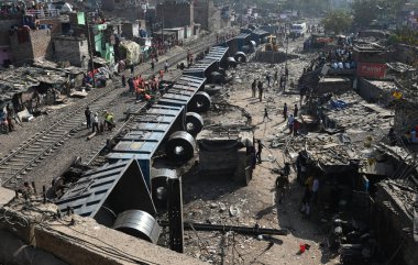 NEW DELHI INDIA 17 FEBRUARY 2024 Patel NagarDayabasti bölümünde 17 Şubat 2024 tarihinde 10 vagon yük treni görüntüsü raydan çıktı.