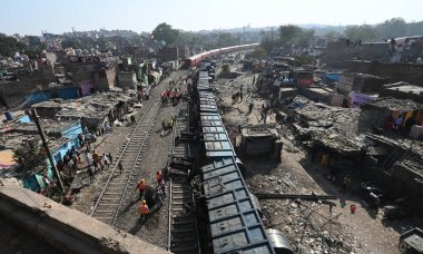 NEW DELHI INDIA 17 FEBRUARY 2024 Patel NagarDayabasti bölümünde 17 Şubat 2024 tarihinde 10 vagon yük treni görüntüsü raydan çıktı.