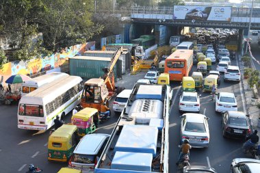 NEW DELHI INDIA FEBRUARY 18 Şubat 2024 ITO trafik sıkışıklığı nedeniyle Polis önleyici bir önlem olarak engeller koydu Delhi Chalo protesto çağrı çiftçiler tarafından 18 Şubat 2024 Yeni Delhi Hindistan 'da büyük polis ve paramiliter konuşlanma 