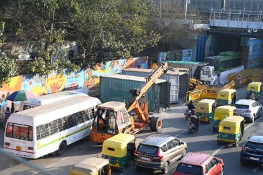 NEW DELHI INDIA FEBRUARY 18 Şubat 2024 ITO trafik sıkışıklığı nedeniyle Polis önleyici bir önlem olarak engeller koydu Delhi Chalo protesto çağrı çiftçiler tarafından 18 Şubat 2024 Yeni Delhi Hindistan 'da büyük polis ve paramiliter konuşlanma 