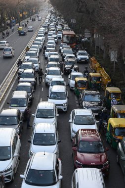 NEW DELHI INDIA FEBRUARY 18 Şubat 2024 Tilak Marg 'da trafik sıkışıklığı Delhi polisi, çiftçilerin 18 Şubat 2024 tarihinde Yeni Delhi Hindistan' da gerçekleştirdikleri büyük polis ve parami operasyonları üzerine barikatları önleyici tedbir olarak koydu.