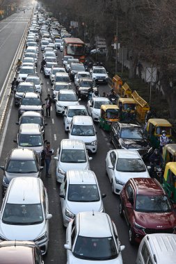 NEW DELHI INDIA FEBRUARY 18 Şubat 2024 Tilak Marg 'da trafik sıkışıklığı Delhi polisi, çiftçilerin 18 Şubat 2024 tarihinde Yeni Delhi Hindistan' da gerçekleştirdikleri büyük polis ve parami operasyonları üzerine barikatları önleyici tedbir olarak koydu.