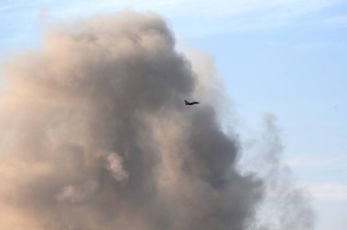 JAISALMER INDIA 17 Şubat 2024 tarihinde Jaisalmer bölgesindeki Pokhran Sıradağları 'nda Vayu Shakti 2024 sırasında yeteneklerini gösteren Hint Hava Kuvvetleri savaşçıları Jaisalmer Hindistan Hava Kuvvetleri tatbikatı Vayu Shakti' de gerçekleşti.