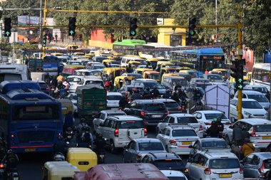 NEW DELHI INDIA FEBRUARY 18 Şubat 2024 ITO trafik sıkışıklığı nedeniyle Polis önleyici bir önlem olarak engeller koydu Delhi Chalo protesto çağrı çiftçiler tarafından 18 Şubat 2024 Yeni Delhi Hindistan 'da büyük polis ve paramiliter konuşlanma 