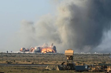 JAISALMER INDIA 17 Şubat 2024 tarihinde Jaisalmer bölgesindeki Pokhran Sıradağları 'nda Vayu Shakti 2024 sırasında yeteneklerini gösteren Hint Hava Kuvvetleri savaşçıları Jaisalmer Hindistan Hava Kuvvetleri tatbikatı Vayu Shakti' de gerçekleşti.