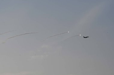 JAISALMER INDIA 17 Şubat 2024 tarihinde Jaisalmer bölgesindeki Pokhran Sıradağları 'nda Vayu Shakti 2024 sırasında yeteneklerini gösteren Hint Hava Kuvvetleri savaşçıları Jaisalmer Hindistan Hava Kuvvetleri tatbikatı Vayu Shakti' de gerçekleşti.