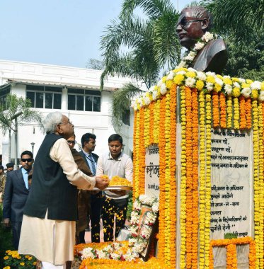 PATNA INDIA 17 FEBRUARY Bihar Genel Sekreteri Nitish Kumar, 17 Şubat 2024 'te Karpoori Müzesi' nde ölüm yıldönümünde Bharat Ratna Jannayak Karpoori Takur 'a saygılarını sundu. Fotoğraf: Santosh Kumar Hindustan Times 