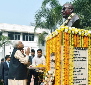 PATNA INDIA 17 FEBRUARY Bihar Genel Sekreteri Nitish Kumar, 17 Şubat 2024 'te Karpoori Müzesi' nde ölüm yıldönümünde Bharat Ratna Jannayak Karpoori Takur 'a saygılarını sundu. Fotoğraf: Santosh Kumar Hindustan Times 