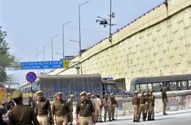 GHAZIABAD INDIA FEBRUARY 18. 2024 UP Polis İHA kamerasıyla 18 Şubat 2024 'te Ghaziabad Hindistan' da Ghaziabad sınırında bölgeyi gözetliyor. Çok katmanlı barikatların yanı sıra çok katmanlı polis ve paramiliter personel konuşlandırmaları da plaka aldı.