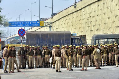 GHAZIABAD INDIA ŞUBARI 18 Şubat 2024 'te Gaziabad Hindistan Massi' de, 18 Şubat 2024 'te, asgari hasat fiyatlarını protesto eden çiftçilerin ulusal başkente yürümesini önlemek için bariyerin yanında nöbet tutan polis memuru.