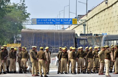 GHAZIABAD INDIA ŞUBARI 18 Şubat 2024 'te Gaziabad Hindistan Massi' de, 18 Şubat 2024 'te, asgari hasat fiyatlarını protesto eden çiftçilerin ulusal başkente yürümesini önlemek için bariyerin yanında nöbet tutan polis memuru.