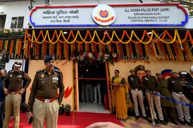 NEW DELHI INDIA FEBRUARY 18 Şubat 2024 Delhi Emniyet Müdürü Sanjay Arora, 18 Şubat 2024 'te Yeni Delhi Hindistan VK Saxena' da yapılan Shradhanand Marg Kamla Market Polis Merkezinin açılışında Delhi polisinden