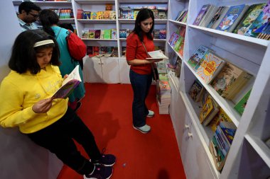 NEW DELHI INDIA FEBRUARY 18. 2024 Çok sayıda insan 18 Şubat 2024 'te Pragati Meydan' daki Dünya Kitap Fuarı 'nı ziyaret ediyor Yeni Delhi Hindistan' da Bu kitap fuarı 50000 metrekarelik bir alana yayıldı ve en büyük kitap olmaya hazırlanıyor.