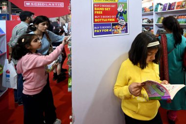NEW DELHI INDIA FEBRUARY 18. 2024 Çok sayıda insan 18 Şubat 2024 'te Pragati Meydan' daki Dünya Kitap Fuarı 'nı ziyaret ediyor Yeni Delhi Hindistan' da Bu kitap fuarı 50000 metrekarelik bir alana yayıldı ve en büyük kitap olmaya hazırlanıyor.