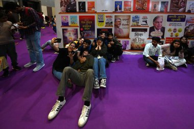 NEW DELHI INDIA FEBRUARY 18. 2024 Çok sayıda insan 18 Şubat 2024 'te Pragati Meydan' daki Dünya Kitap Fuarı 'nı ziyaret ediyor Yeni Delhi Hindistan' da Bu kitap fuarı 50000 metrekarelik bir alana yayıldı ve en büyük kitap olmaya hazırlanıyor.