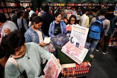 NEW DELHI INDIA FEBRUARY 18. 2024 Çok sayıda insan 18 Şubat 2024 'te Pragati Meydan' daki Dünya Kitap Fuarı 'nı ziyaret ediyor Yeni Delhi Hindistan' da Bu kitap fuarı 50000 metrekarelik bir alana yayıldı ve en büyük kitap olmaya hazırlanıyor.