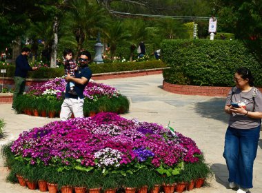 NEW DELHI INDIA ŞEHRİ 18 Şubat 2024 Ziyaretçiler, Delhi Turizm tarafından düzenlenen 36. Bahçe Turizm Festivali sırasında çiçeklerle selfie ve fotoğraf çekiyorlar. Delhi Hükümeti işbirliğiyle, 18 Şubat 2024 tarihinde New Delh 'te Garden of Five Senses' da gerçekleştirildi.