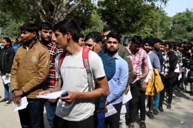 NOIDA INDIA FEBRUARY 18 2024 UP Polis Muayenehanesi Sınavı için kuyruk 18 Şubat 2024 Noida Hindistan 'da 11 Şubat 2024 tarihinde Nehru Uluslararası Devlet Okulu 11.