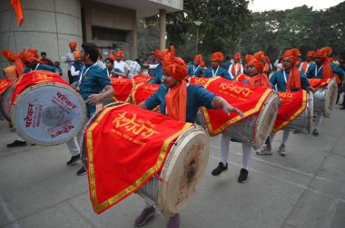 GURUGRAM INDIA FEBRUARY 19 FEBRUARY 1924 Maharashtrian halkı Chhatrapati Shivaji Maharaj 'ın doğum yıldönümünü 19 Şubat 2024' te Hindistan 'ın Gurugram şehrinde Huda Market yakınlarında kutluyor.