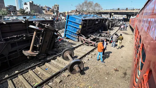 NEW DELHI INDIA 17 FEBRUARY 2024 Patel NagarDayabasti bölümünde 17 Şubat 2024 tarihinde 10 vagon yük treni görüntüsü raydan çıktı.