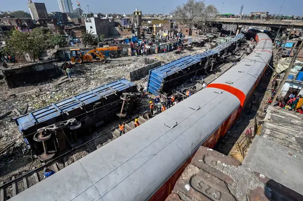 NEW DELHI INDIA 17 FEBRUARY 2024 Patel NagarDayabasti bölümünde 17 Şubat 2024 tarihinde 10 vagon yük treni görüntüsü raydan çıktı.