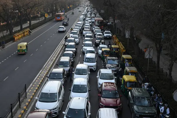 NEW DELHI INDIA FEBRUARY 18 Şubat 2024 Tilak Marg 'da trafik sıkışıklığı Delhi polisi, çiftçilerin 18 Şubat 2024 tarihinde Yeni Delhi Hindistan' da gerçekleştirdikleri büyük polis ve parami operasyonları üzerine barikatları önleyici tedbir olarak koydu.