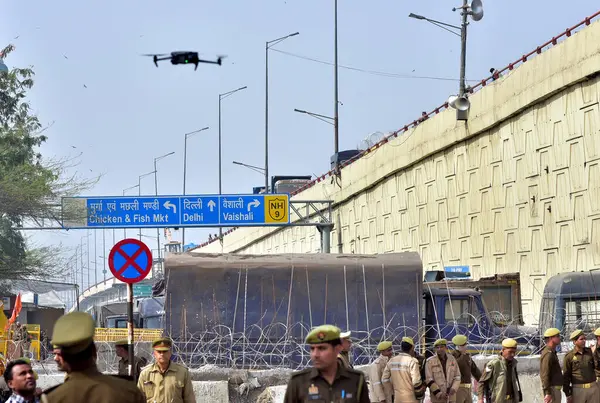 GHAZIABAD INDIA FEBRUARY 18. 2024 UP Polis İHA kamerasıyla 18 Şubat 2024 'te Ghaziabad Hindistan' da Ghaziabad sınırında bölgeyi gözetliyor. Çok katmanlı barikatların yanı sıra çok katmanlı polis ve paramiliter personel konuşlandırmaları da plaka aldı.