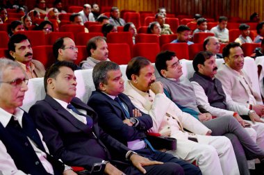 NOIDA INDIA FEBRUARY 19 Şubat 2024 Gautam Buddh Nagar Milletvekili Mahesh Sharma, Noida Otoritesi yetkilileriyle birlikte Noida 6. Bölgedeki Indira Gandhi Kala Kendra 'da 19 Şubat 2024 tarihinde düzenlenen temel atma törenine katıldı.