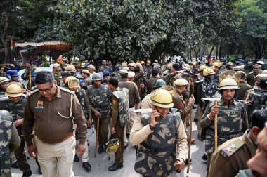 Punjab çiftçilerini desteklemek amacıyla Delhi 'ye seyahat etmeye çalışan GURUGRAM INDIA 20 FEBRUARY 2024 Çiftçi, Manesar' daki Haryana Polisi tarafından 20 Şubat 2024 'te Hindistan Gurugram Fotoğrafı' nda Parveen Kumar Hindustan Time tarafından gözaltına alındı.