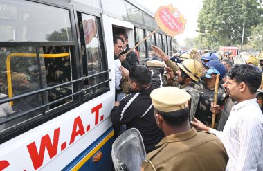 Punjab çiftçilerini desteklemek amacıyla Delhi 'ye seyahat etmeye çalışan GURUGRAM INDIA 20 FEBRUARY 2024 Çiftçi, Manesar' daki Haryana Polisi tarafından 20 Şubat 2024 'te Hindistan Gurugram Fotoğrafı' nda Parveen Kumar Hindustan Time tarafından gözaltına alındı.