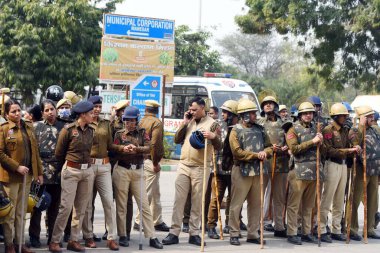 Punjab çiftçilerini desteklemek amacıyla Delhi 'ye seyahat etmeye çalışan GURUGRAM INDIA 20 FEBRUARY 2024 Çiftçi, Manesar' daki Haryana Polisi tarafından 20 Şubat 2024 'te Hindistan Gurugram Fotoğrafı' nda Parveen Kumar Hindustan Time tarafından gözaltına alındı.