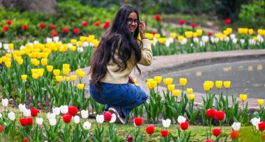 NEW DELHI INDIA 20 FEBRUARY 2024 İnsanlar 20 Şubat 2024 tarihinde Lodhi Garden 'da düzenlenen Bahar Mevsimi Lale Festivali' ne tanıklık etmek için bir araya geldiler. Fotoğraf: Raj K Raj Hindustan Times