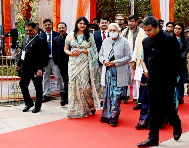 NOIDA INDIA FEBRUARY 20 Şubat 2024 Uttar Pradesh Valisi Anandiben Patel, 20 Şubat 2024 'te Noida Haat sektörü 33A' da bulunan Saras Raajeevika Mela 'yı ziyaret etti. 