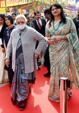 NOIDA INDIA FEBRUARY 20 Şubat 2024 Uttar Pradesh Valisi Anandiben Patel, 20 Şubat 2024 'te Noida Haat sektörü 33A' da bulunan Saras Raajeevika Mela 'yı ziyaret etti. 